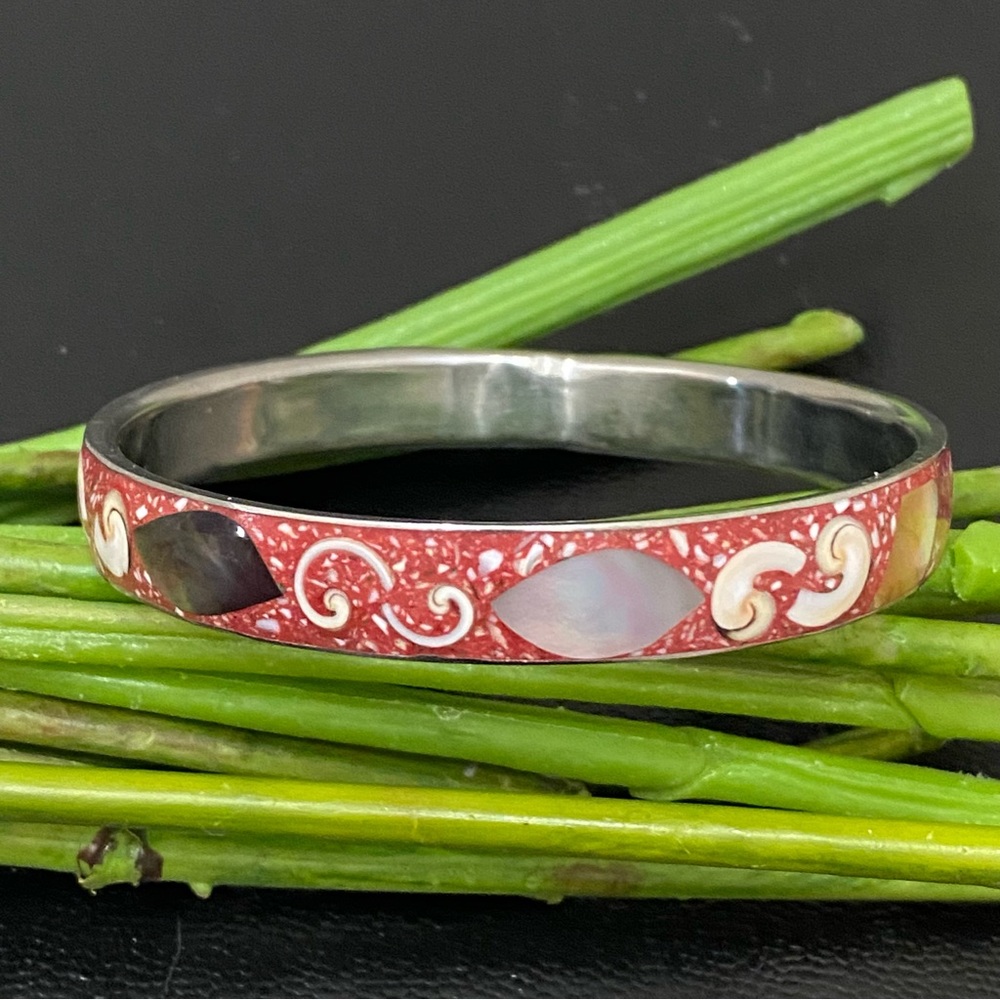 Vintage Unsigned Enamel Inlay Mother of Pearl and Shell Bangle Bracelet